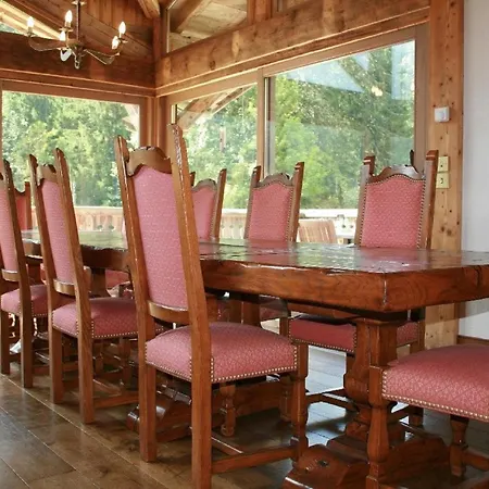 Spacious Chalet 모르진